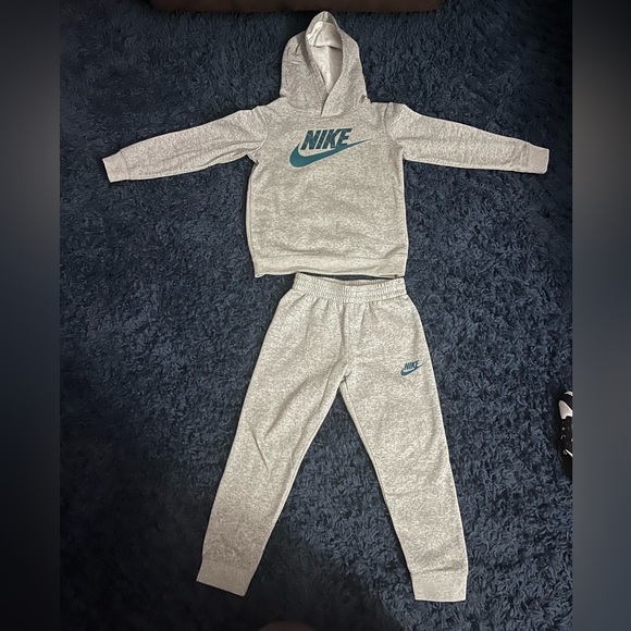 Nike 2 piece jogger set - Picture 1 of 2